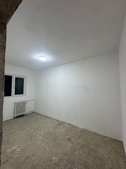 Apartament cu 4 camere semidecomandat în Satu Nou