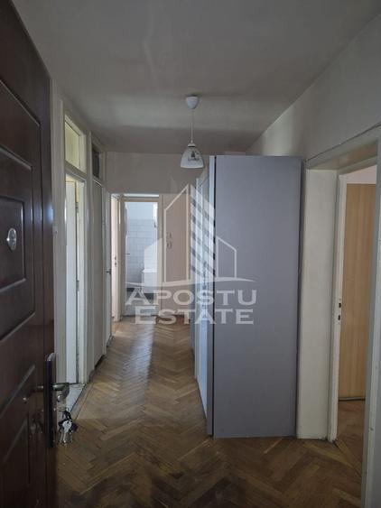Apartament cu 3 camere decomandat în Lipovei
