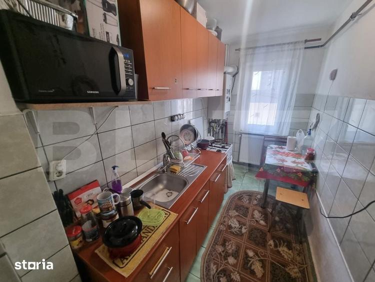 Apartament cu 3 camere semidecomandat, mobilat în Craiovița Nouă