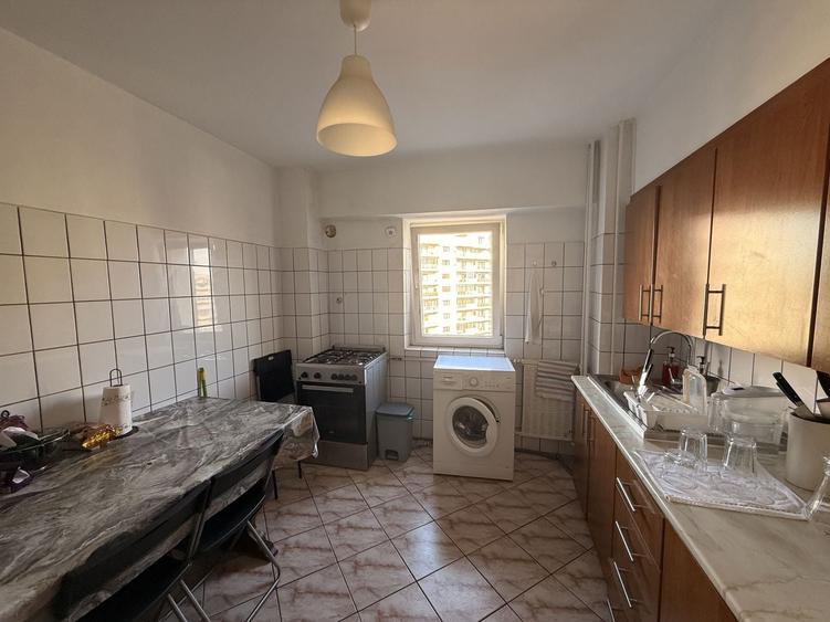 Apartament cu 5 camere decomandat, mobilat în Bucur Obor