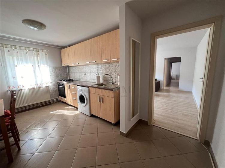 Apartament cu 3 camere semidecomandat în Girocului