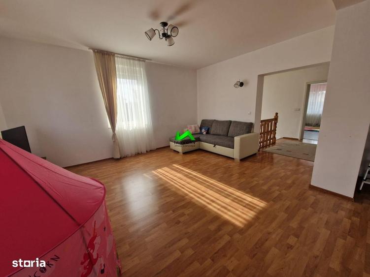 Casă cu 4 camere în Șura Mică