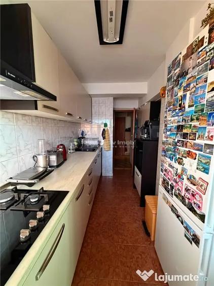 Apartament cu 4 camere decomandat în Decebal