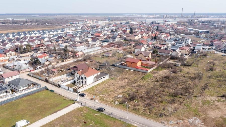 Teren Construcții intravilan de 1833 mp, în Est