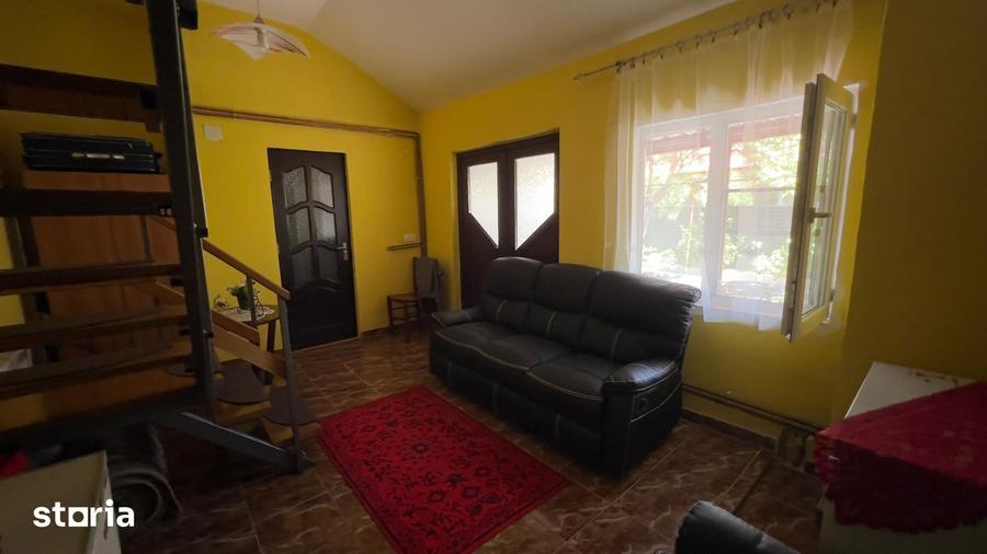 Casă cu 6 camere cu Teren 439 Mp în Petros