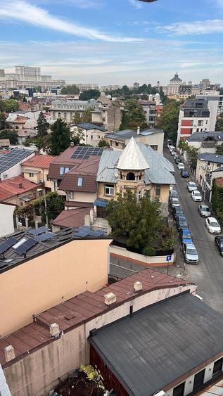 Apartament cu 3 camere semidecomandat în Dorobanți