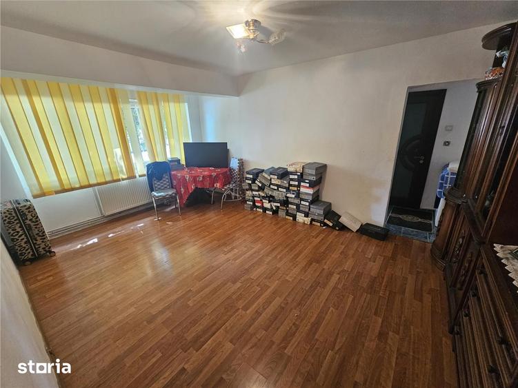 Apartament cu 3 camere semidecomandat, mobilat în Central