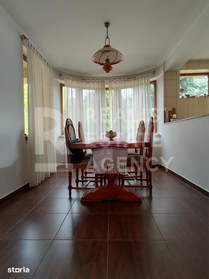 Casă cu 9 camere cu Teren 2000 Mp în Central