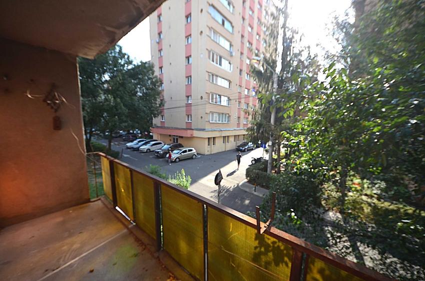 Apartament cu 3 camere semidecomandat în Dâmbu Pietros