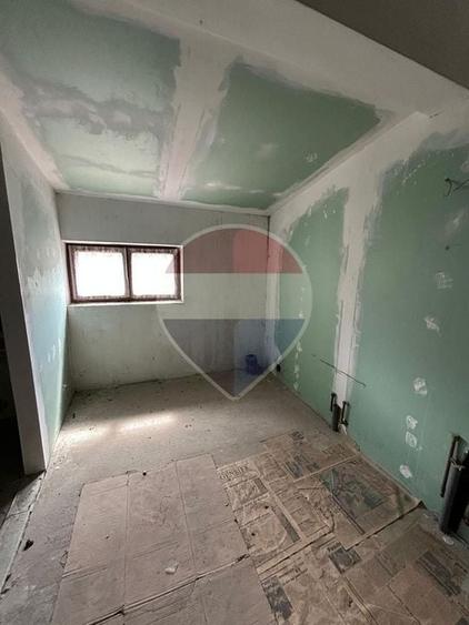 Casă individuală cu 10 camere cu Teren 154 Mp în Central