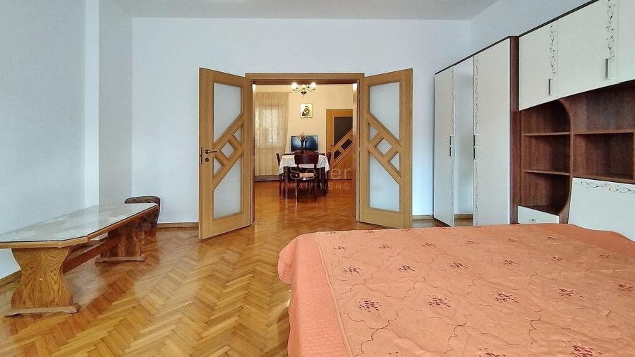 Apartament cu 3 camere semidecomandat, mobilat în Florilor