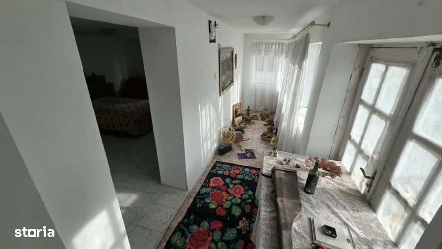 Casă cu 4 camere semidecomandat în Gologanu