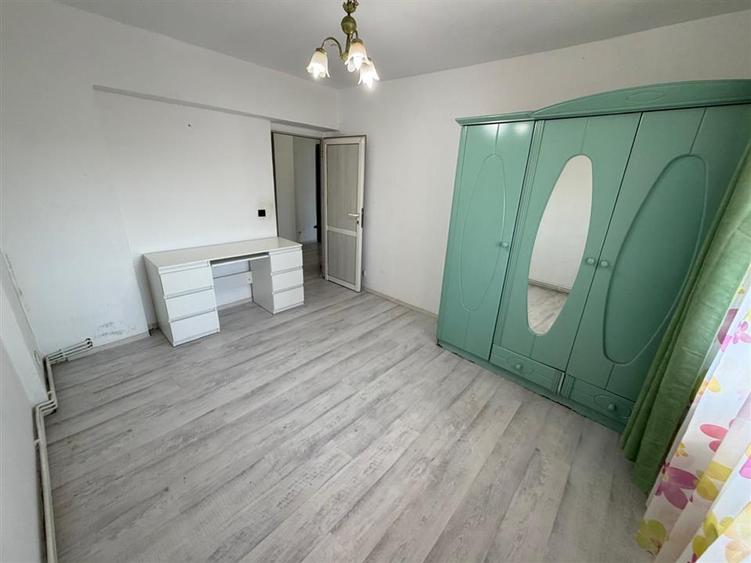 Apartament cu 3 camere decomandat în Nicolina