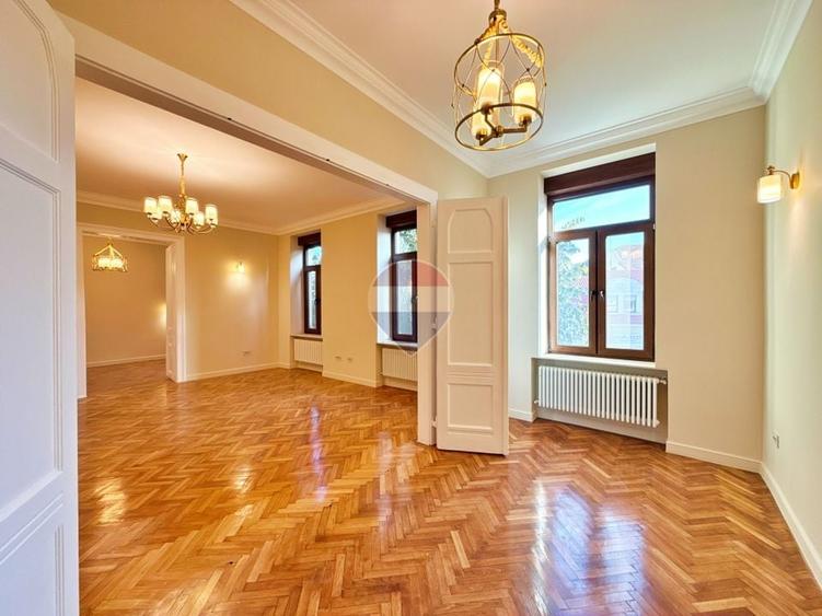 Apartament cu 3 camere semidecomandat în Central