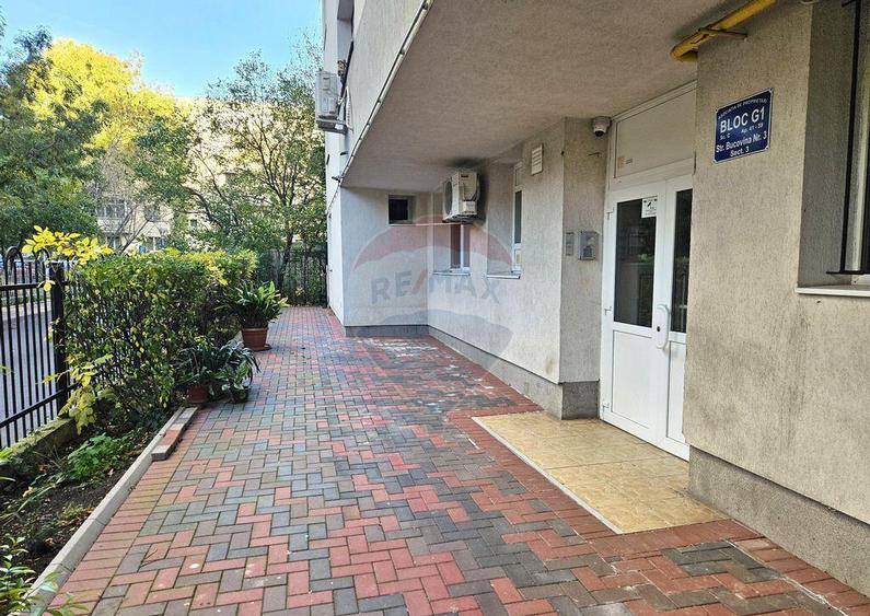 Apartament cu 3 camere semidecomandat în Basarabia