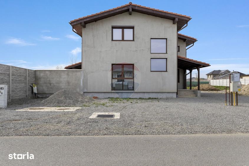Casă cu 7 camere cu Teren 437 Mp în Livada