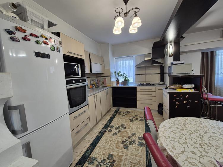 Apartament cu 3 camere decomandat în Nicolina