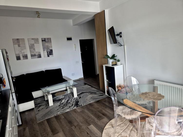 Apartament cu 2 camere semidecomandat, mobilat în Central