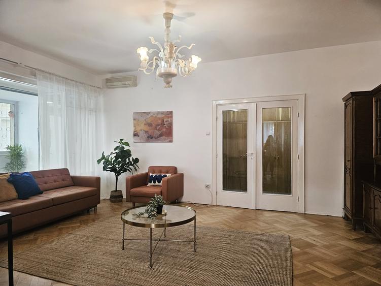 Apartament cu 4 camere semidecomandat, mobilat în Capitale