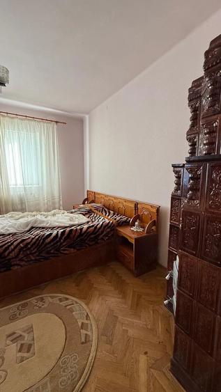 Casă cu 7 camere cu Teren 2000 Mp în Central