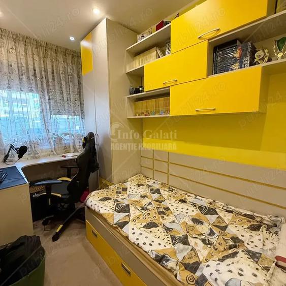 Apartament cu 6 camere decomandat în Faleză