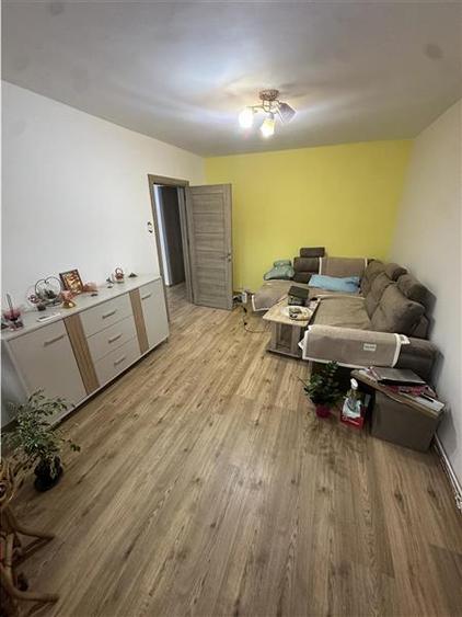 Apartament cu 3 camere decomandat, mobilat în Lipovei