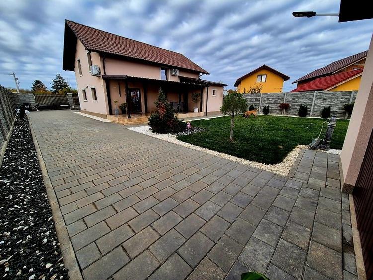 Casă individuală cu 4 camere cu Canalizare în Giarmata