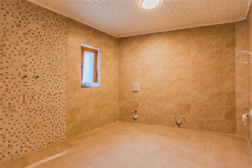 Casă individuală cu 12 camere cu Canalizare în Exterior Est