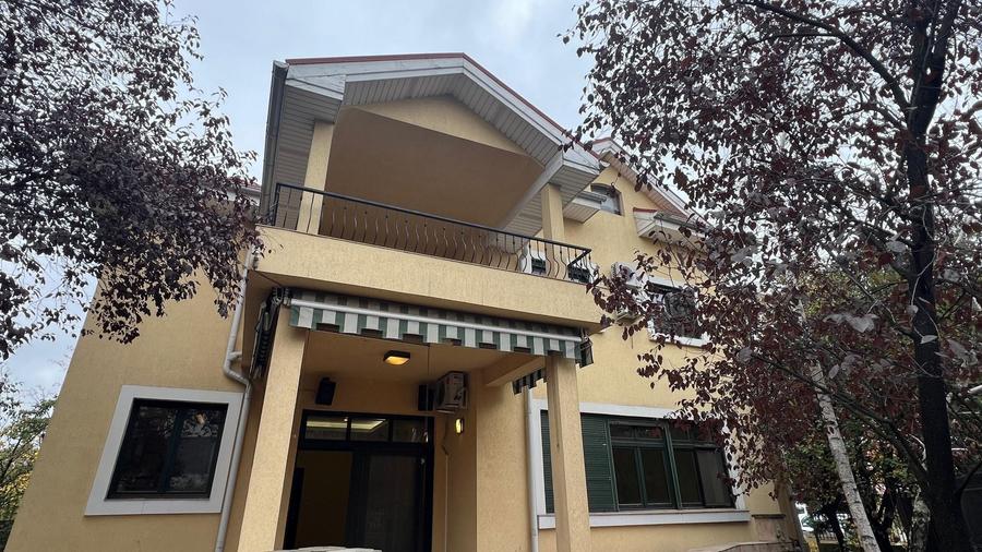 Casă individuală cu 7 camere cu Canalizare în Băneasa