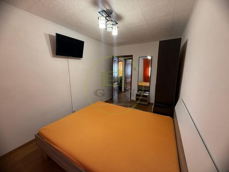 Apartament cu 3 camere semidecomandat, mobilat în Craiovița Nouă