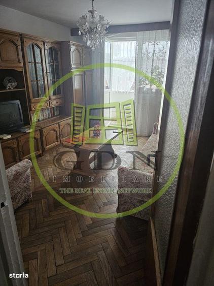 Apartament cu 3 camere semidecomandat în Cioplea