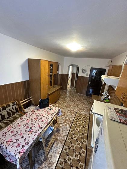 Apartament cu 3 camere decomandat în Coman