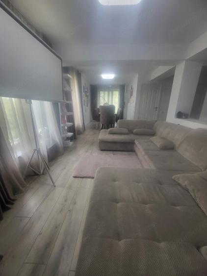 Casă cu 9 camere cu Teren 622 Mp în Sud