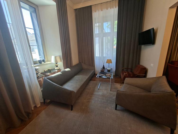 Apartament cu 3 camere semidecomandat, mobilat în Ultracentral
