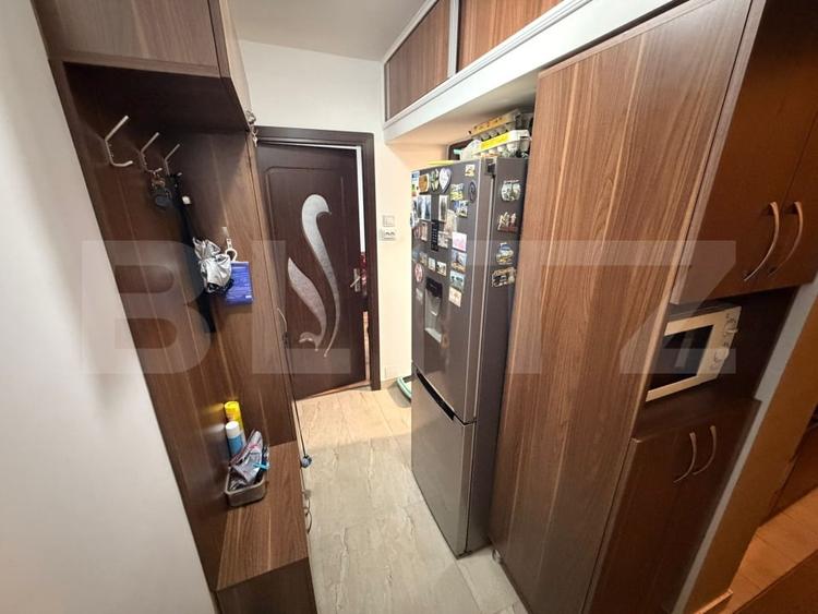 Apartament cu 2 camere semidecomandat, mobilat în Craiovița Nouă