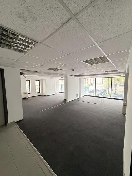 Spațiu comercial, de 220 mp, în P-ța Victoriei