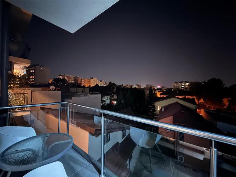 Apartament cu 3 camere semidecomandat, mobilat în Moșilor