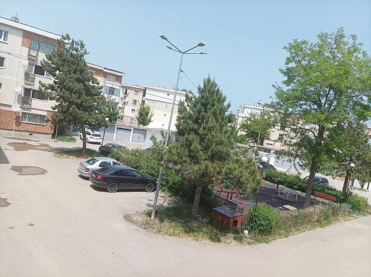 Apartament cu 3 camere decomandat în Sud