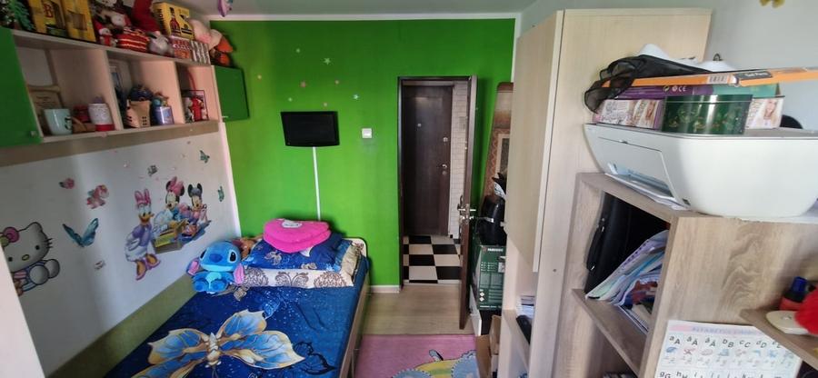 Apartament cu 3 camere semidecomandat, mobilat în Craiovița Nouă