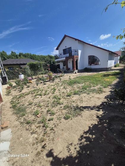 Casă cu 5 camere cu Teren 800 Mp în Central