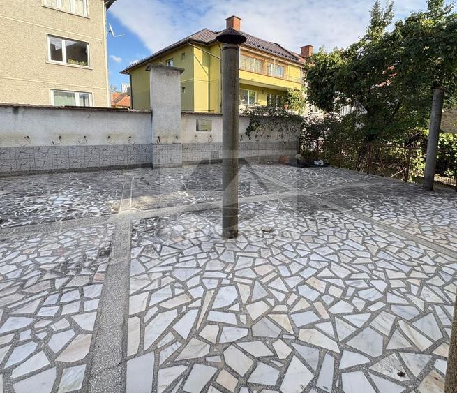 Casă individuală cu 10 camere cu Canalizare în Centrul Civic