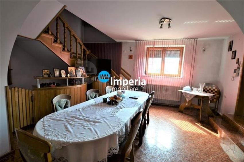 Casă individuală cu 11 camere cu Canalizare în Tomești