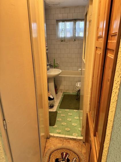 Apartament cu 3 camere semidecomandat în Florești