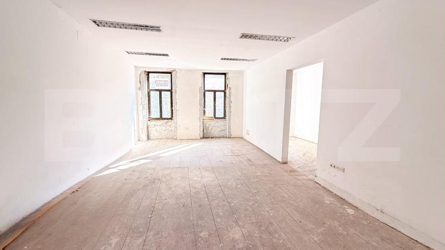 Casă individuală cu 6 camere cu Canalizare în Central
