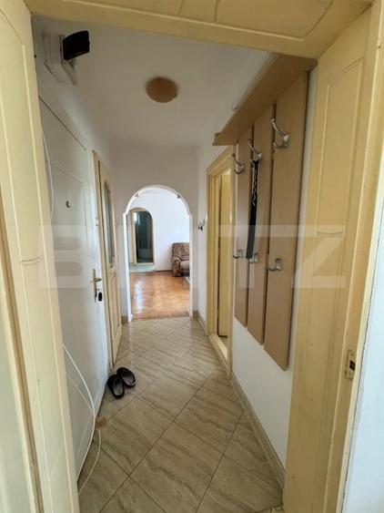 Apartament cu 3 camere semidecomandat, mobilat în Moreni