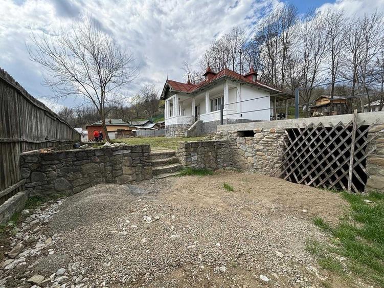 Casă cu 2 camere în Ostrovu