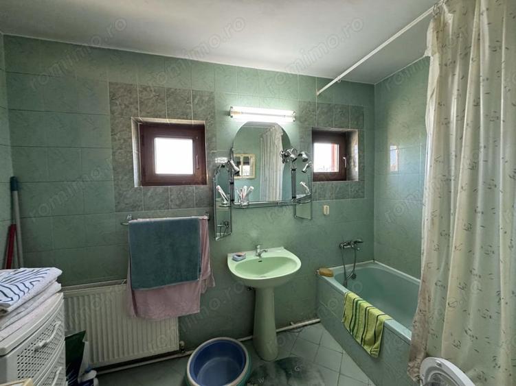 Casă cu 6 camere cu Teren 4057 Mp în Găneasa
