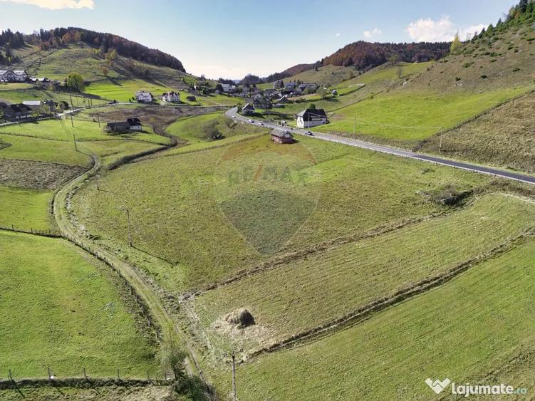 Teren de 4000 mp, în Fundata
