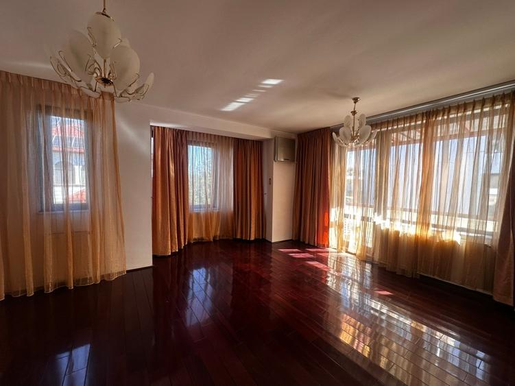 Casă individuală cu 5 camere cu Teren 100 Mp în Central
