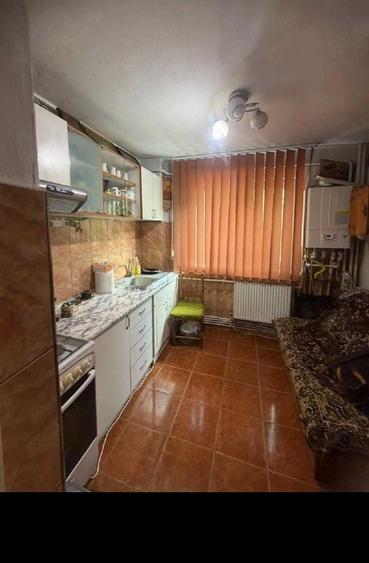 Apartament cu 3 camere semidecomandat în Micro 3